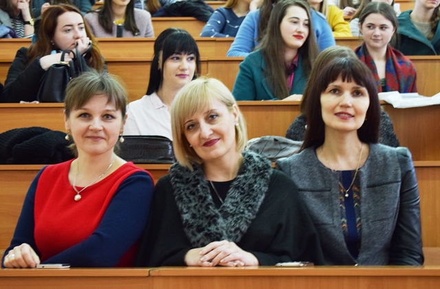 Викладачі і студенти, присутні на гумористичному святі 